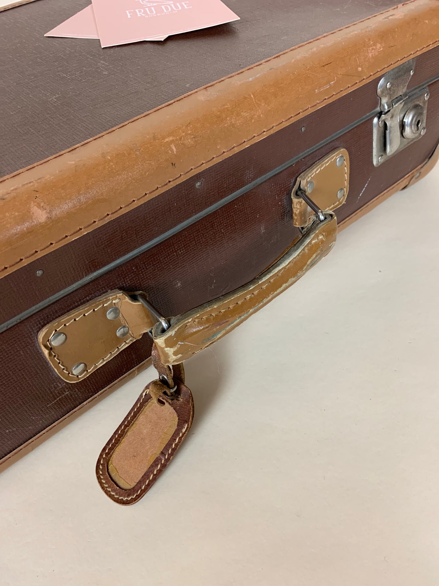 Brun resväska med ljusbruna kanter
