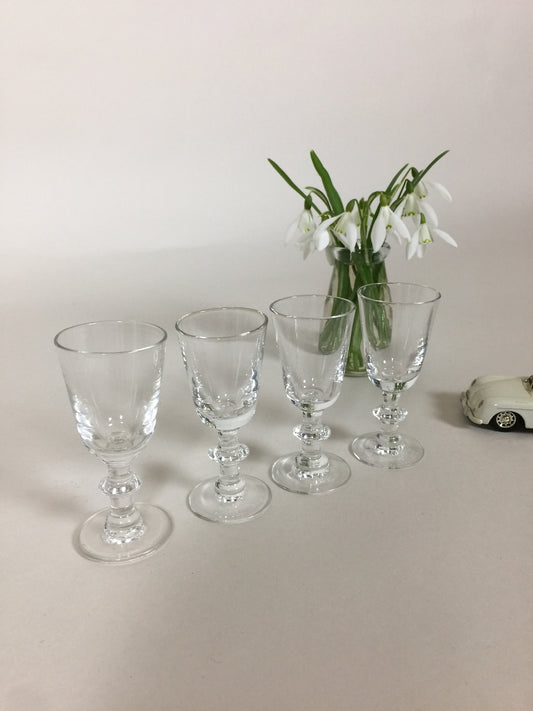 Små vackra glas (4 st säljs tillsammans)