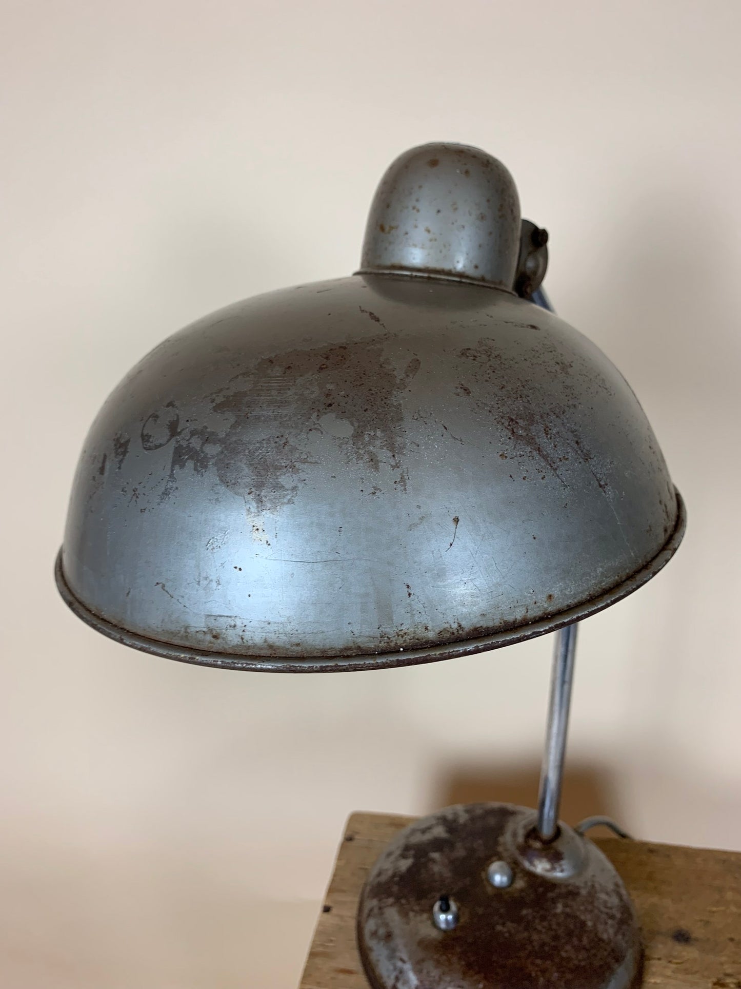 Helo bordslampa med mycket vacker patina