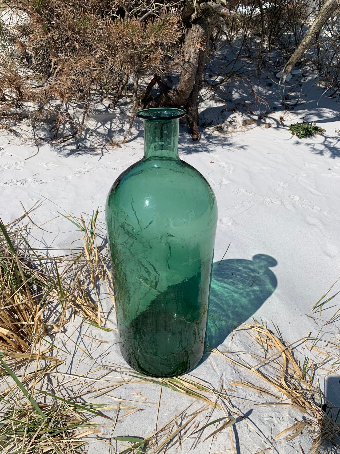 Stor och dekorativ grön flaska