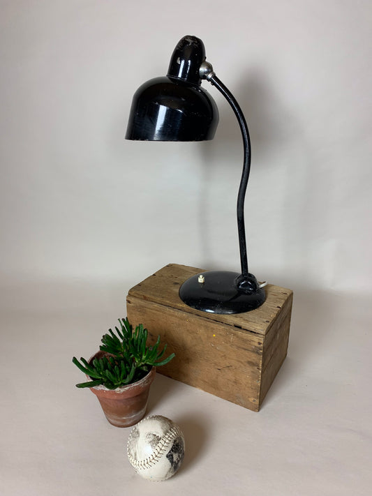 Raw Escolux vintage lampa med patina