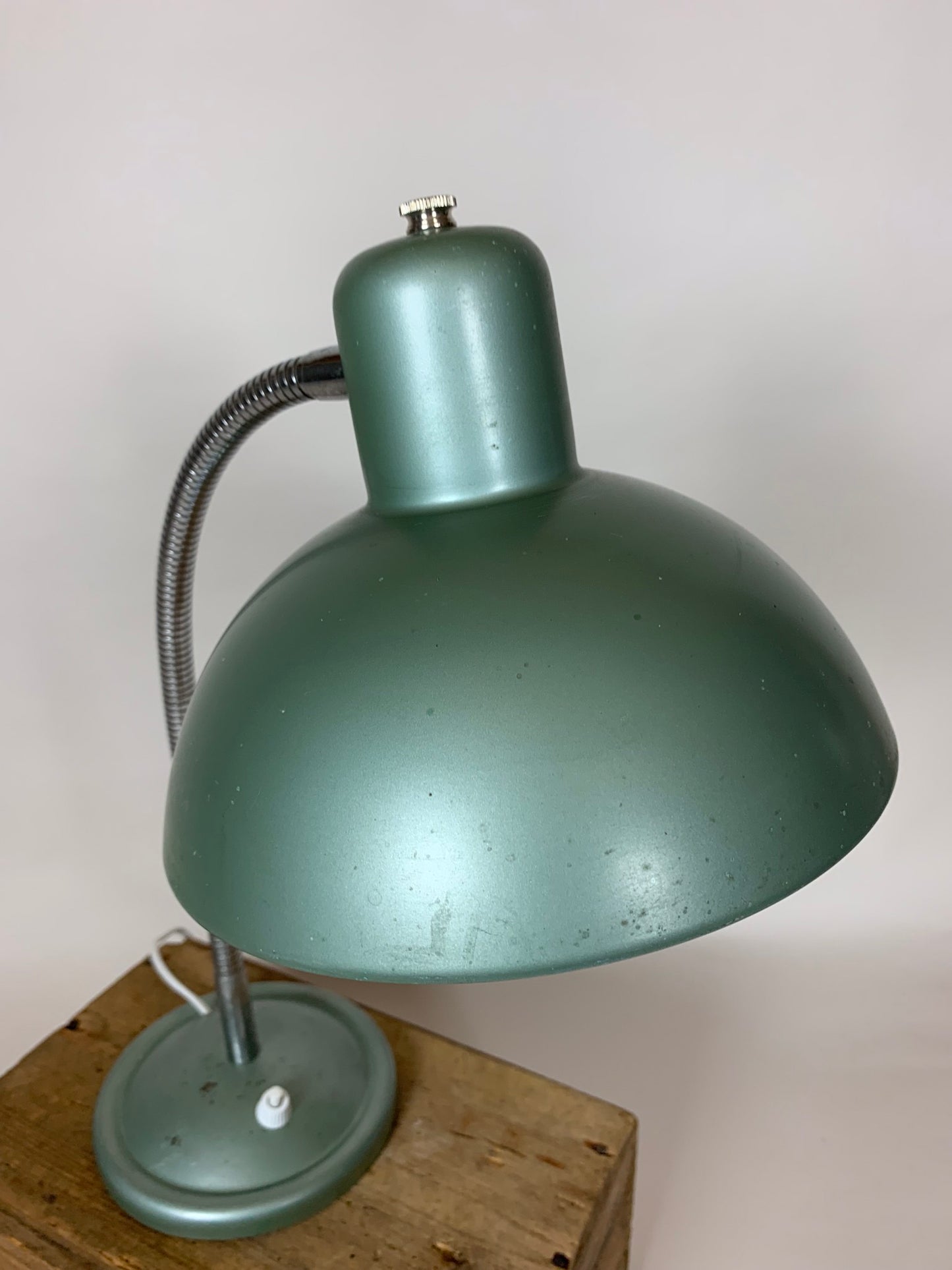 Fin grön fransk vintage bordslampa