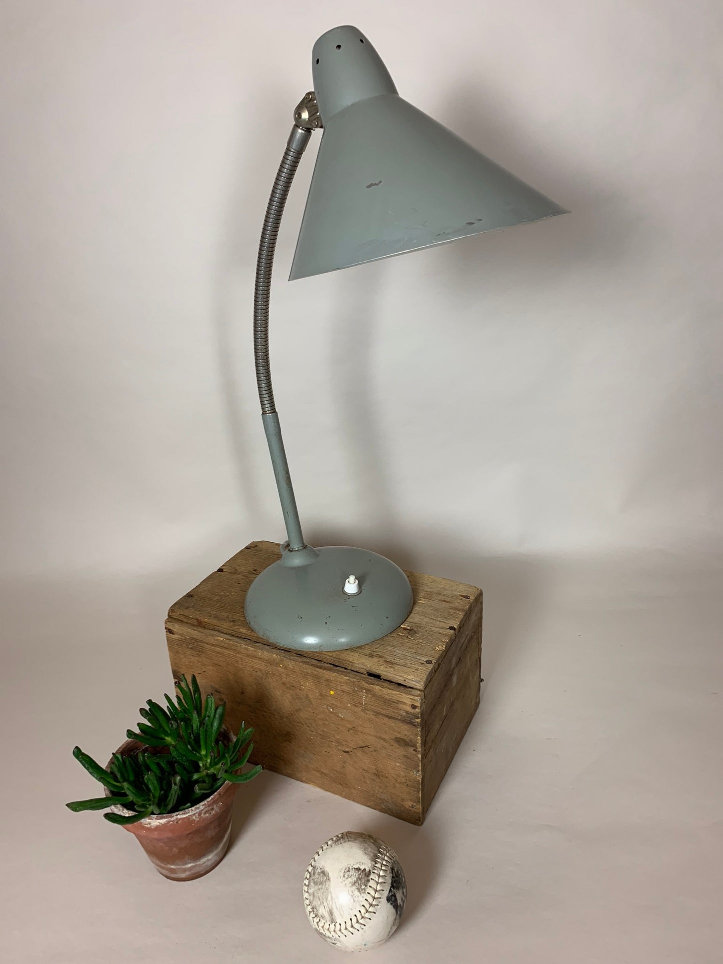 Rolig grå Hala vintage lampa med flex arm