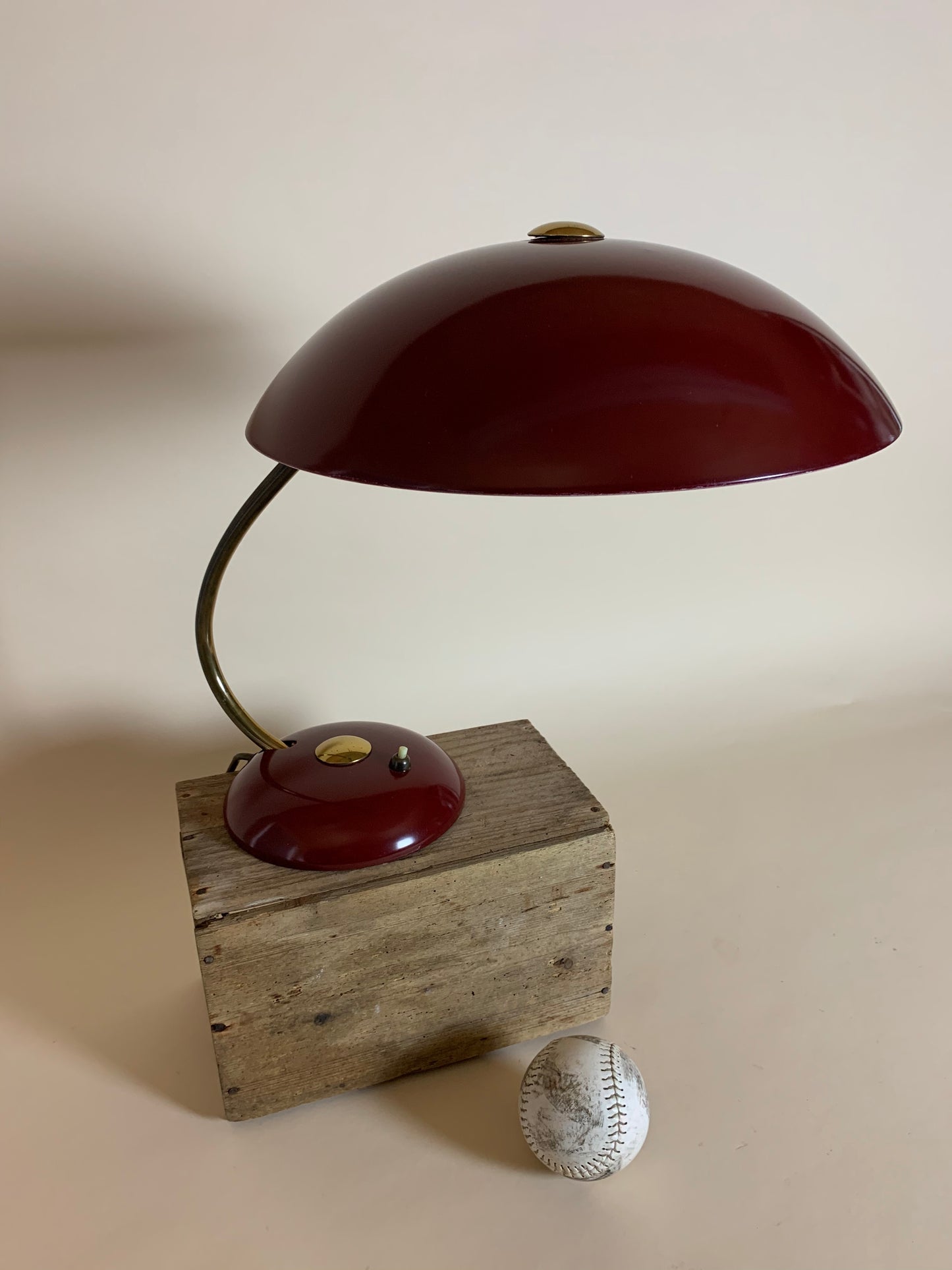 Helo vintage lampa i mörkröd