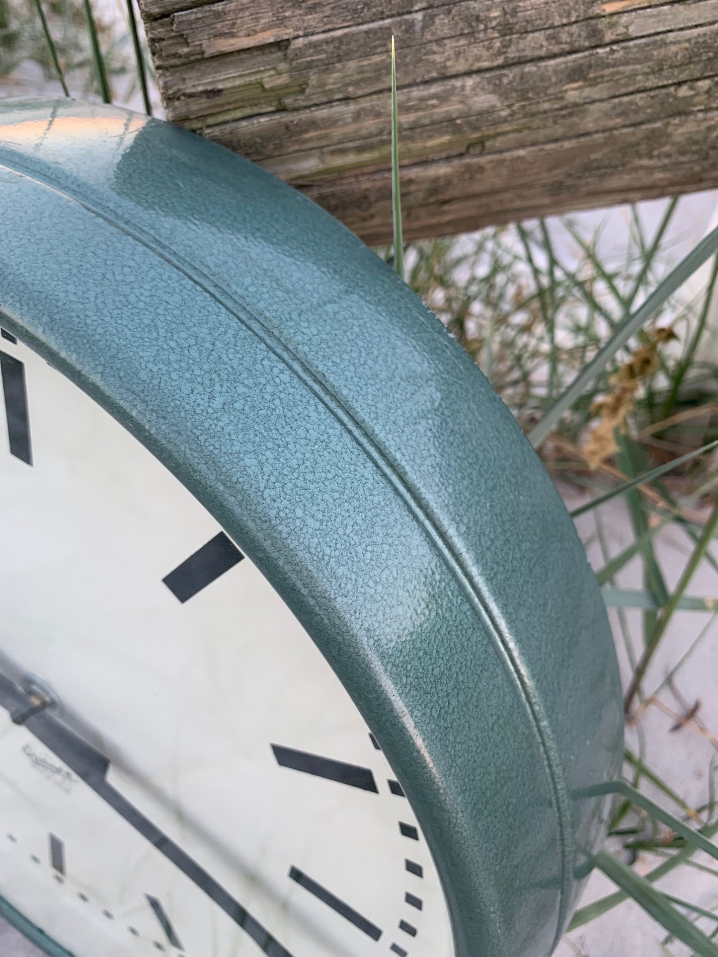 Vacker klocka i grön hammarlack
